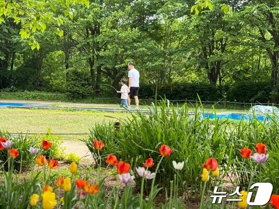 28일 인천시 남동구 인천대공원에서 시민들이 나들이를 즐기고 있다.2024.4.28/뉴스1 © News1 박소영 기자