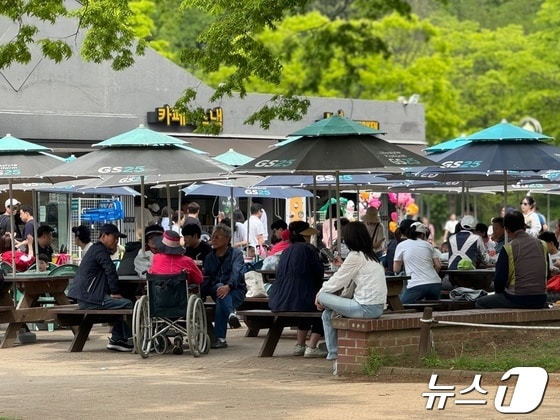 28일 인천시 남동구 인천대공원에서 시민들이 편의점 앞에서 휴식을 취하고 있다.2024.4.28 © News1 박소영 기자