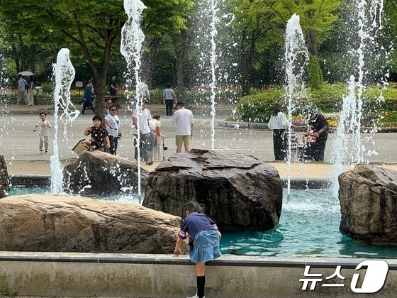 28일 인천시 남동구 인천대공원에서 한 아이가 분수대 물을 만지고 있다.2024.4.28/뉴스1 © News1 박소영 기자