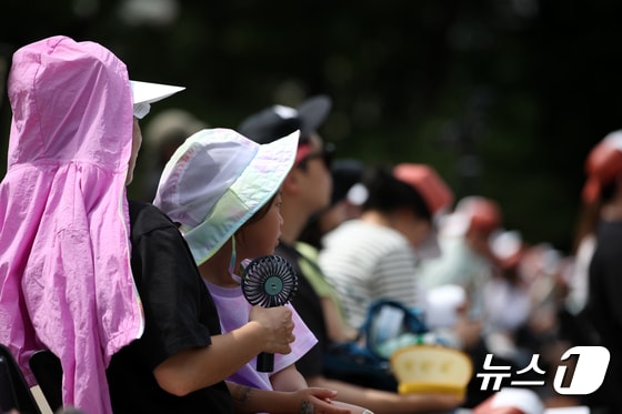 시민들이 손선풍기와 모자 등으로 더위를 식히고 있다.(사진은 기사 내용과 무관함) / 뉴스1 © News1