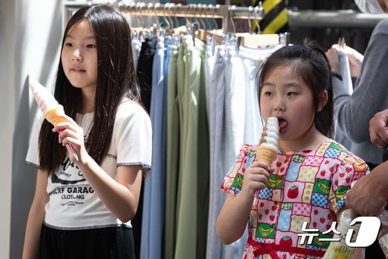 서울 낮기온이 29도까지 오르는 등 초여름 날씨를 보인 28일 서울 명동거리에서 어린이들이 아이스크림을 먹고 있다. 2024.4.28/뉴스1 © News1 유승관 기자<br /><br />