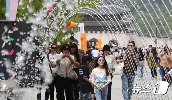 낮 최고기온이 29도까지 오르며 초여름 날씨를 보인 28일 서울 광화문광장에서 시민들이 분수대 사이를 지나며 더위를 식히고 있다. 2024.4.28/뉴스1 © News1 임세영 기자