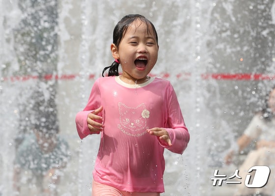 낮 최고기온이 29도까지 오르며 초여름 날씨를 보인 28일 서울 광화문광장 분수대에서 어린이가 물놀이를 즐기며 더위를 식히고 있다. 2024.4.28/뉴스1 © News1 임세영 기자