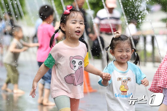 낮 최고기온이 29도까지 오르며 초여름 날씨를 보인 28일 서울 광화문광장 분수대에서 어린이들이 물놀이를 즐기며 더위를 식히고 있다. 2024.4.28/뉴스1 © News1 임세영 기자