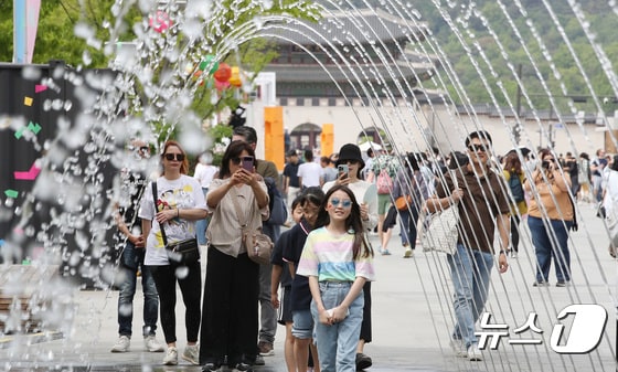 낮 최고기온이 29도까지 오르며 초여름 날씨를 보인 28일 서울 광화문광장에서 시민들이 분수대 사이로 지나며 더위를 식히고 있다. 2024.4.28/뉴스1 © News1 임세영 기자