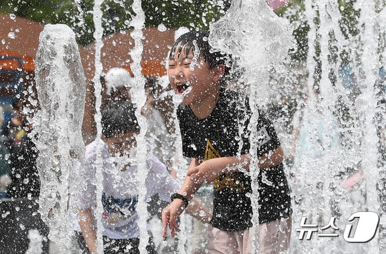 낮 최고기온이 29도까지 오르며 초여름 날씨를 보인 28일 서울 광화문광장 분수대에서 어린이들이 물놀이를 즐기며 더위를 식히고 있다. 2024.4.28/뉴스1 © News1 임세영 기자