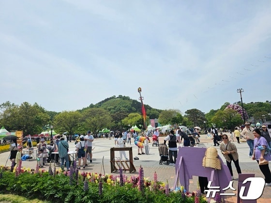 함평나비대축제가 펼쳐지는 전남 함평엑스포공원을 찾은 관광객들이 28일 이른 무더위에도 즐거운 시간을 보내고 있다. 2024.4.28/뉴스1 최성국 기자