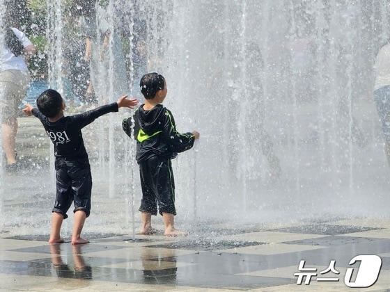 낮 최고기온이 30도 안팎을 기록한 28일 전남 함평나비축제장에서 어린이들이 분수 물놀이를 즐기고 있다. 2024.4.28 © News1 최성국 기자