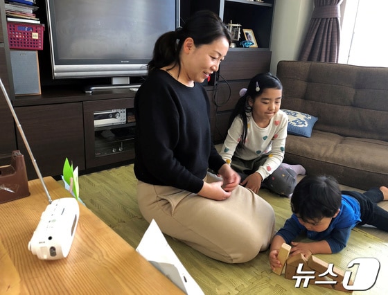 일본 사가미히라시에 거주하는 사와 준코씨와 두 자녀가 집에서 라디오 방송을 들으며 놀고 있다. 2020.03.12/ © 로이터=뉴스1 © News1 권진영 기자