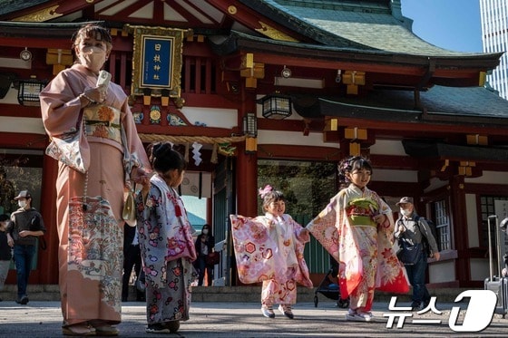 도쿄 히에 신사에서 한 어머니가 기모노를 입은 아이들을 데리고 시치고산 행사에 참여했다. 시치고산은 아이들의 성장을 축하하는 행사로 남자 아이는 3·5세가 되는 해에, 여자 아이는 3·7세가 되는 해를 기념한다. 2022.11.03/ © AFP=뉴스1 © News1 권진영 기자