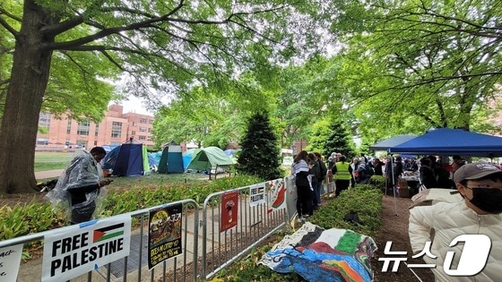 친팔레스타인 시위대가 27일(현지시간) 미국 수도인 워싱턴DC에 있는 조지워싱턴대 광장에서 미국의 친이스라엘 정책에 대해 비판하는 텐트 농성을 벌이고 있다. 텐트 농성장은 경찰이 설치한 울타리로 가로 막혀 접근이 통제돼 있다. 