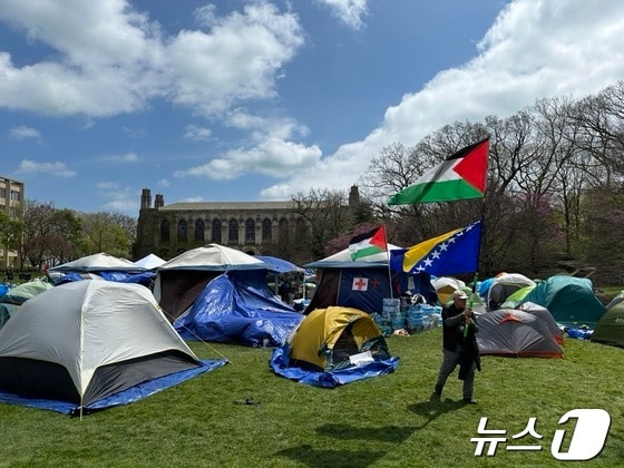 이스라엘 지원을 중단하라는 미국 전역 대학교 시위가 잇따르는 가운데 시카고 에반스턴 소재 노스웨스턴대학교도 이 대열에 합류했다. '캠퍼스 야영’ 시위'가 시작된 지 3일째인 지난 27일(토) 시위 현장을 찾았다. 수십 개 텐트와 담장 가득한 친팔레스타인 구호 속 지나가던 일부 차량은 경적을 울려 이들을 지지했다. © 뉴스1 박영주 통신원 2024.04.27/
