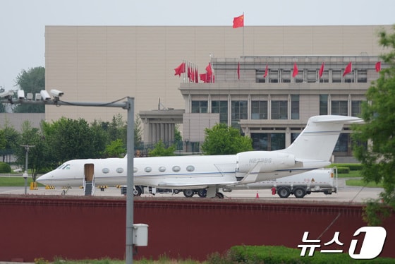 28일 일론 머스크 테슬라 최고경영자(CEO) 전용기가 베이징 공항에 도착하고 있다. © 로이터=뉴스1 © News1 박형기 