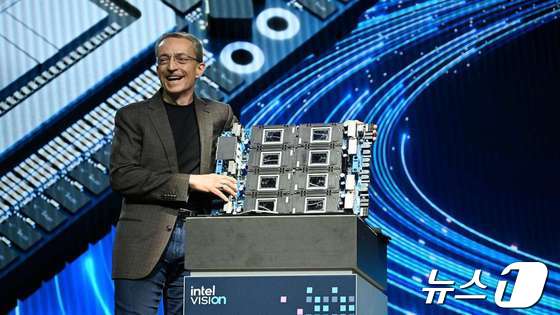 '인텔 비전 2024'에서 팻 겔싱어 인텔 CEO가 인텔 가우디 3 가속기를 소개하고 있다 (인텔코리아 제공)