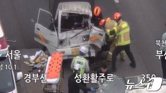  지난해 3월24일 오후 5시10분께 경부고속도로 서울방향 북천안IC 인근에서 3중 추돌 사고로 1명이 숨지고 2명이 다쳤다. (천안서북소방서 제공) /뉴스1