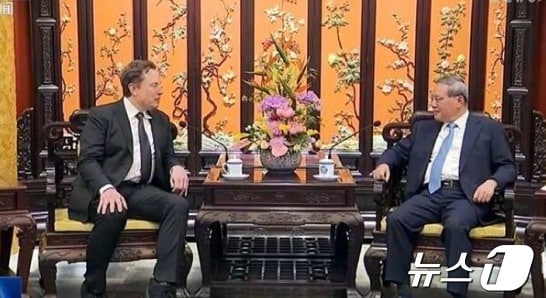 리창 총리를 만나고 있는 머스크 테슬라 CEO. - 머스크 X 갈무리
