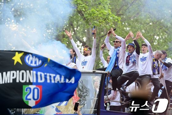 인터 밀란 선수들이 카 퍼레이드에서 팬들에게 손을 흔들고 있다. © AFP=뉴스1
