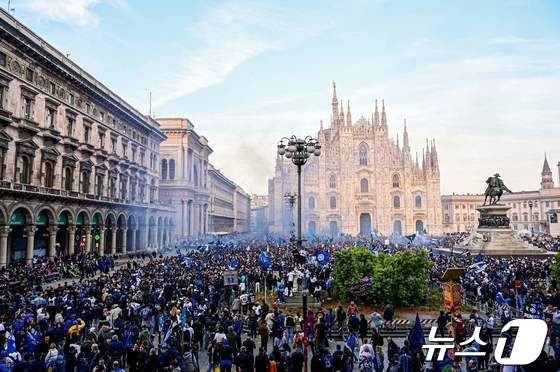 인터 밀란 팬들로 가득찬 밀라노 시내. © AFP=뉴스1