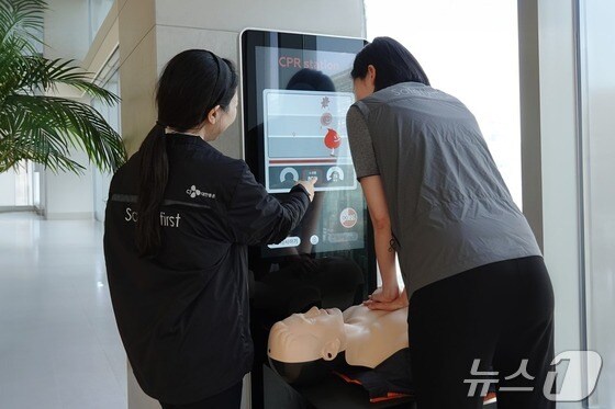 서울시 종로구 CJ대한통운 본사에 설치된 CPR 셀프테스트 키오스크(CJ대한통운 제공)
