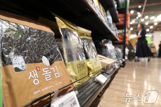  서울 시내의 한 대형마트에 김 제품이 진열돼 있다.  2024.4.29/뉴스1 © News1 이승배 기자