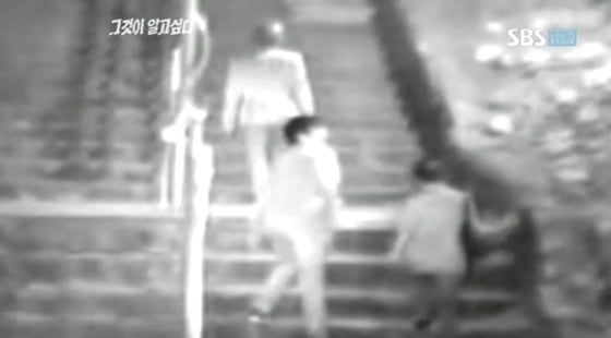 2012년 4월 30일 신촌 공원 입구 계단을 비추는 CCTV 장면. (SBS '그것이 알고 싶다' 갈무리)
