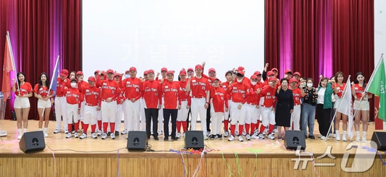 광주 동구 E ·T 야구단의 모습. (광주 동구 제공)/뉴스1