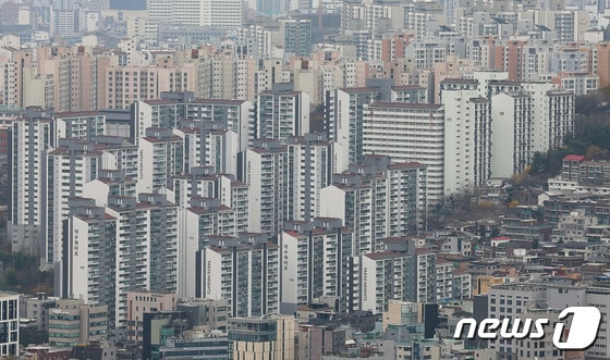 이날 오전 남산타워에서 본 아파트 단지 모습. 2024.4.3/뉴스1 © News1 김민지 기자