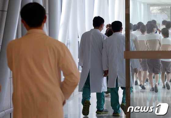 3일 서울의 한 대학병원에서 의료진이 이동하고 있다. 2024.4.3/뉴스1 © News1 박정호 기자