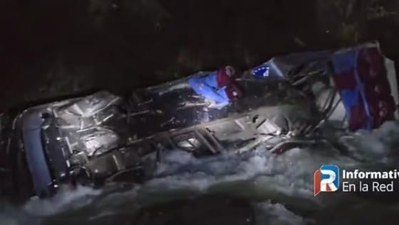 28일(현지시간) 밤 페루 북부 안데스 산맥 경사면에서 이동하던 버스가 강으로 추락해 쓰러진 채 물에 잠겨 있다. 최소 23명이 숨지고 15명이 다쳤다. (출처 : 페루21) 2024.04.28/