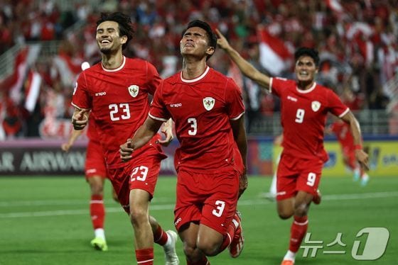 우즈베키스탄을 상대로 경기하는 인도네시아 선수들 © AFP=뉴스1