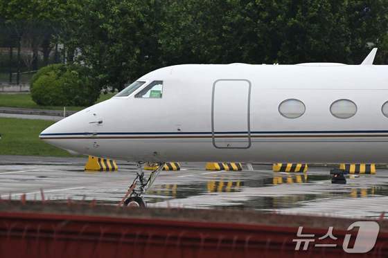 29일 일론 머스크 테슬라 CEO가 타고 온 전용기가 중국 베이징의 공항에 세워져 있다. 2024. 04.30 © AFP=뉴스1 © News1 우동명 기자