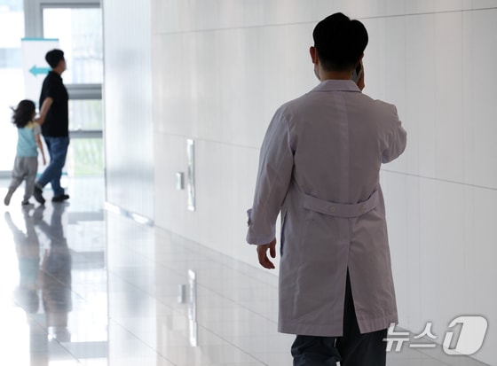 서울 시내 대형병원에서 의료진과 환자, 보호자 등이 오가고 있다.  2024.4.30/뉴스1 © News1 박정호 기자