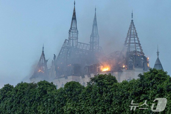 러시아 미사일 공격을 받은 우크라이나 흑해연안 항만도시 오데사의 정교회 첨탑과 지붕이 29일 불에 타 앙상한 뼈대 골조만 내보이고 있다. 이날 오데사에 집중된 러시아의 미사일 공격으로 2명이 숨지고 8명이 다쳤다. 2024.04.30 © AFP=뉴스1 © News1 정지윤기자