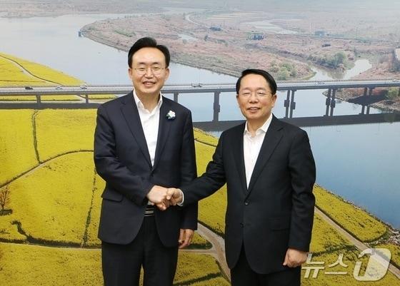 윤병태 나주시장(사진 왼쪽)과 김경호 (재)남도장터 대표이사. © News1