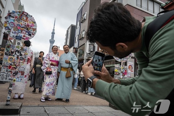 30일 일본 도쿄 센소지 인근에서 기모노를 입은 해외 관광객들이 도쿄 스카이트리를 배경으로 기념 촬영을 하고 있다. 2024.04.30 © AFP=뉴스1 © News1 최종일 기자