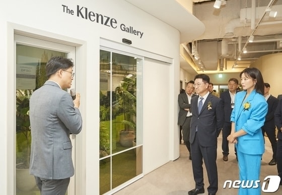 정재훈 KCC 대표(가운데)와 클렌체 모델 김희선과 KCC 임직원들이 창호 제품 설명을 듣고 있다.(KCC 제공) © News1 김민석 기자