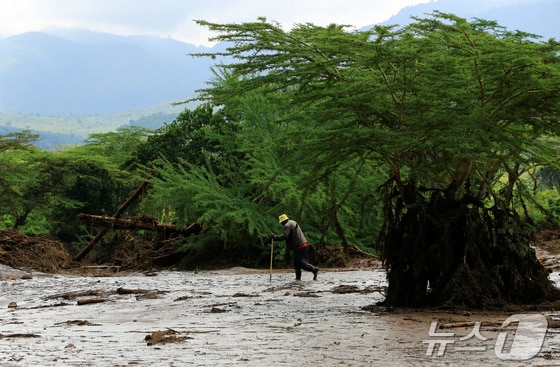케냐에서 29일(현지시간) 홍수가 발생해 마을 전체가 침수됐다. 2024.04.29. © 로이터=뉴스1 © News1 정윤영 기자