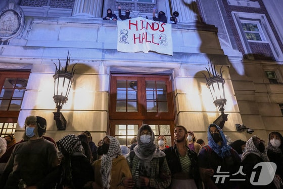 30일(현지시간) 미국 뉴욕 컬럼비아 대학교에서 친팔레스타인 시위가 열린 가운데 시위대가 건물을 검거했다. 2024.04.30. © 로이터=뉴스1 © News1 정윤영 기자