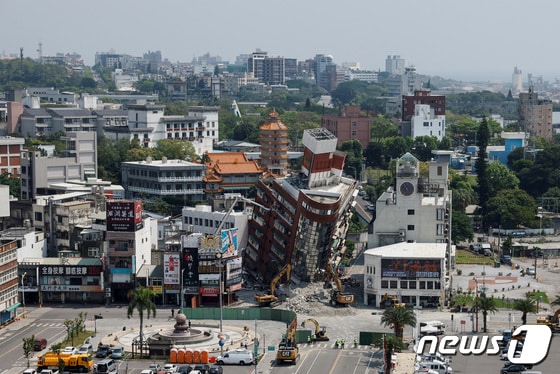 대만 화롄에서 철거를 앞둔 건물. 해당 건물은 전날 규모 7.2 지진 발생 이후 심각하게 기울어져 당국의 조사를 받고 있다. 2024.04.04. © 로이터=뉴스1 © News1 정윤영 기자
