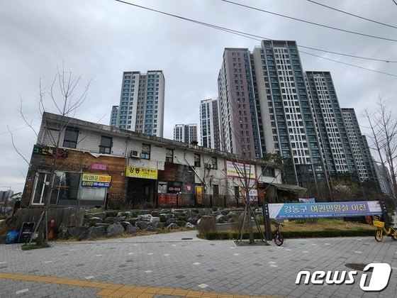 서울 강동구 상일동 '고덕자이' 앞 상가가 공실로 문 닫혀있다. © News1 전준우 기자