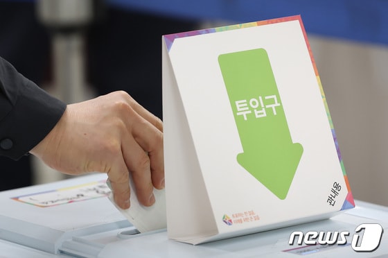 유권자가 투표함에 투표 용지를 넣고 있다. (사진은 기사 내용과 무관함) / 뉴스1 © News1