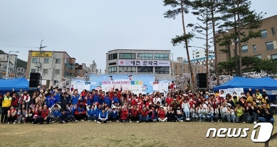 6일 대전대학교 잔디광장에서 열린 ‘제6회 BoM장애인예체능’ 참가자들이 기념촬영을 하고 있다. (보문장애인자립생활센터 제공) /뉴스1