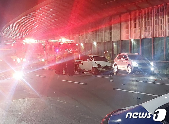 6일 오후 10시 30분께 부산 해운대구 좌동 장산고가교 편도 4차선 도로에서 음주운전 사고가 발생했다.(부산경찰청 제공) 