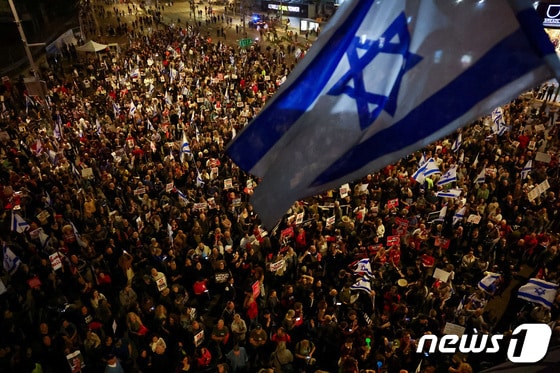 이스라엘 텔아비브에서 6일(현지시간) 반전 시위가 열렸다. 이날 시위에는 10만명이 참여했다고 주최 측은 추산했다. 2024.04.06. © 로이터=뉴스1 © News1 정윤영 기자