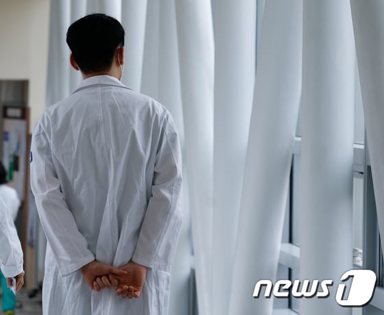 8일 서울 시내 대학병원에서 의료진들이 이동하고 있다. 2024.4.8/뉴스1 © News1 안은나 기자