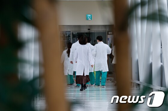 8일 서울 시내 대학병원에서 의료진들이 이동하고 있다.  2024.4.8/뉴스1 © News1 안은나 기자