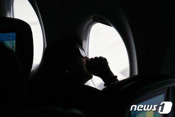델타 항공의 한 승객이 비행기에서 일식을 즐기고 있다. © 로이터=뉴스1 © News1 박형기 기자