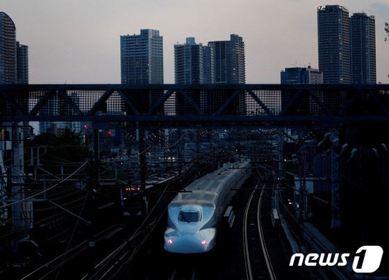 어둠이 깔린 일본 도쿄 도심을 신칸센이 달리고 있다. 2021.04.20. © 로이터=뉴스1 © News1 김성식 기자