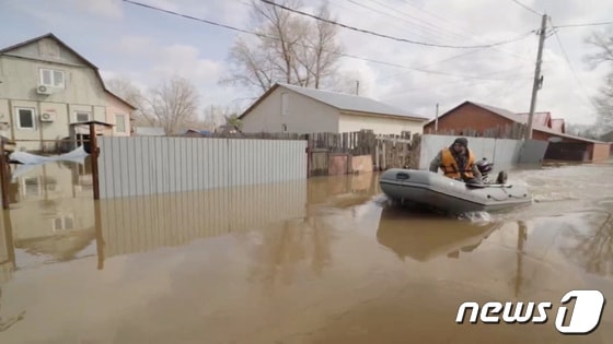 8일(현지시간) 홍수로 인해 러시아 오렌부르크의 한 거리가 물에 잠겨있다. 2024.04.08 © 로이터=뉴스1 © News1 정지윤 기자