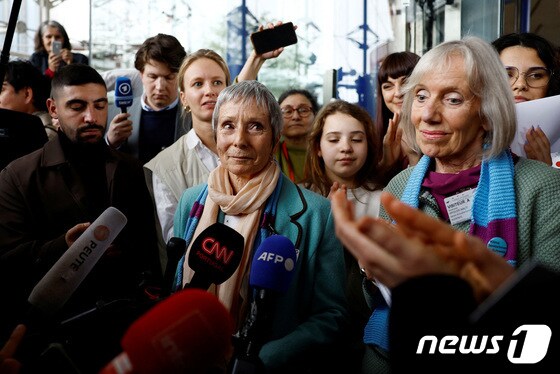 9일(현지시간) 스위스 노인 여성 단체 '기후 보호를 위한 노인 여성' 소속 회원들이 유럽인권재판소의 판결 후 기자회견에서 발언하고 있다. 2024.04.09 © 로이터=뉴스1 © News1 정지윤 기자